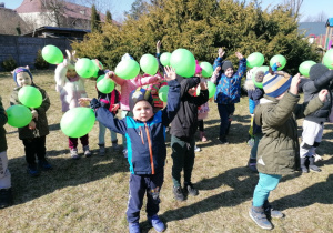 Dzieci zielonymi balonami witają wiosnę